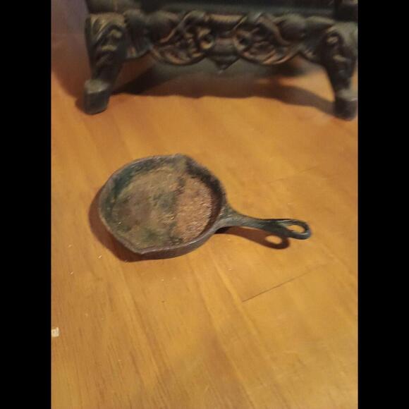 Vintage Crescent Cast Iron Miniature Stove w/ Accessories - Picture 5 of 13